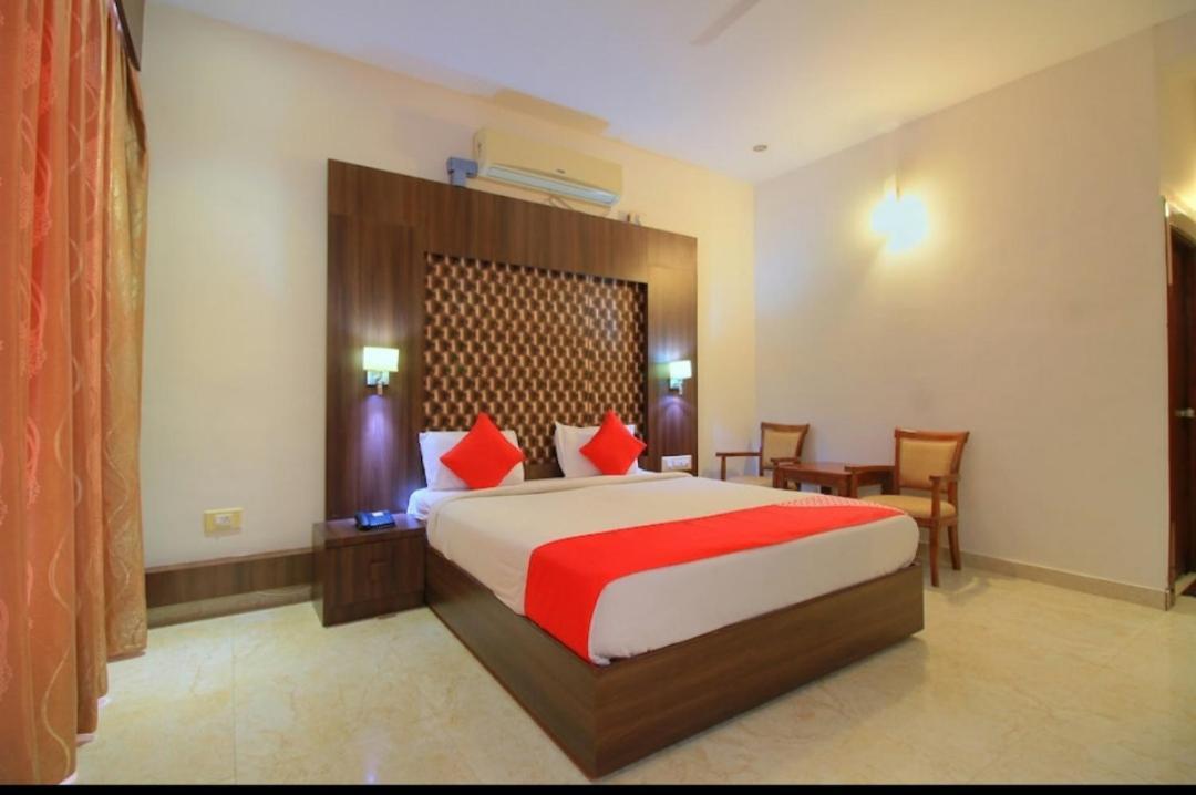 Grand Milestone Hotel Mysore Bagian luar foto