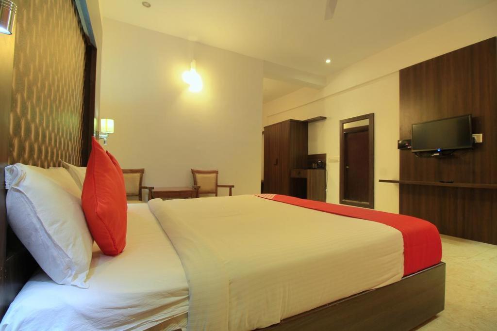 Grand Milestone Hotel Mysore Bagian luar foto
