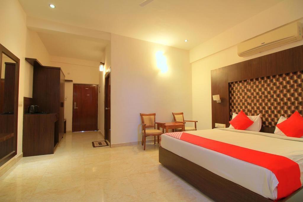 Grand Milestone Hotel Mysore Bagian luar foto