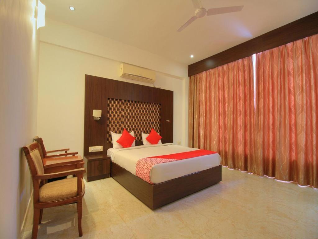 Grand Milestone Hotel Mysore Bagian luar foto